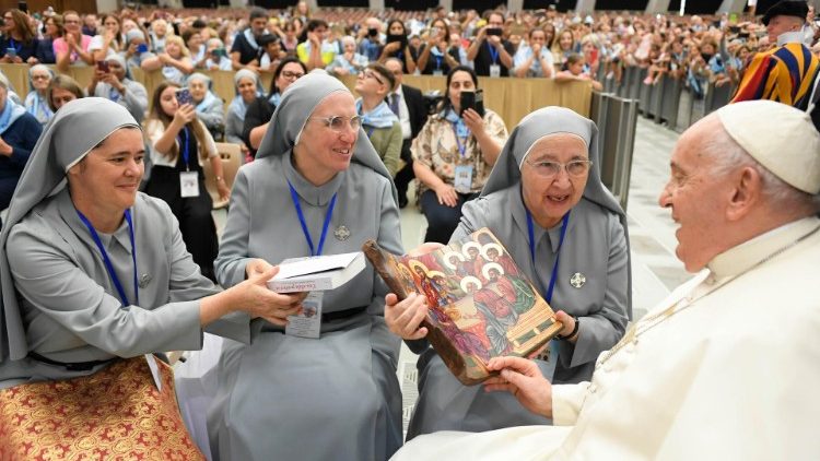 ... các nữ tu Dòng Môn đệ Chúa Giêsu Thánh Thể và các giáo dân liên kết với dòng, tham dự cuộc hành hương nhân kỷ niệm 100 năm thành lập Dòng, ....