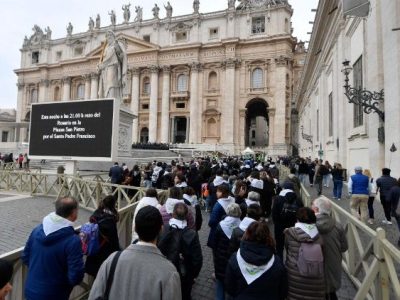 Các nhóm tín hữu đi qua Cửa Thánh (Vatican Media)