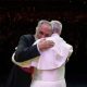 Đức Thánh Cha Lêô XIV ôm chào một Đức ông  (@Vatican Media)