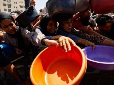 Người dân Palestine chờ nhận thức ăn