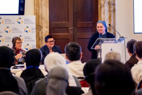 Hội thảo quốc tế “Xây dựng cộng đồng bảo vệ phẩm giá”