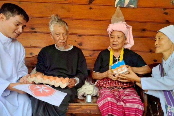 Các tu sĩ ở Chiang Mai gặp gỡ các gia đình ở miền núi, cầu nguyện và liên đới với họ