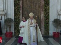 Dong cua thanh tai vuong cung thanh duong ngoai thanh