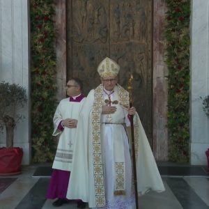 Dong cua thanh tai vuong cung thanh duong ngoai thanh