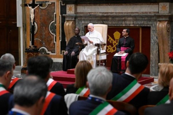 Đức Thánh Cha Lêô XIV tiếp kiến các thành viên Hiệp hội Toàn quốc các Thị trấn của Ý, ngày 29.12.2025.  (@VATICAN MEDIA)