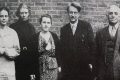 Ade Bethune, Dorothy Day, Dorothy Weston, Jacques Maritain và Peter Maurin Từ trái sang: Ade Bethune, Dorothy Day, Dorothy Weston, Jacques Maritain và Peter Maurin - Ảnh chụp vào năm 1934 (archivi della Marquette University)
