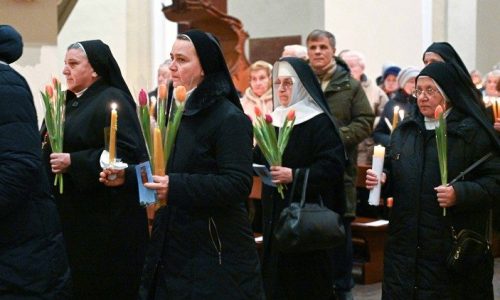 Các Nữ tu lặp lại Lời Khấn dòng tại nhà thờ Chính tòa Vilnius, Lithuania, ngày 2/2/2024.  (© Aistė Karpytė)