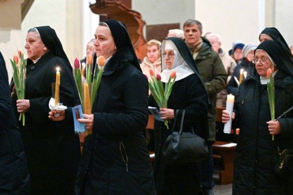 Các Nữ tu lặp lại Lời Khấn dòng tại nhà thờ Chính tòa Vilnius, Lithuania Các Nữ tu lặp lại Lời Khấn dòng tại nhà thờ Chính tòa Vilnius, Lithuania, ngày 2/2/2024. (© Aistė Karpytė)