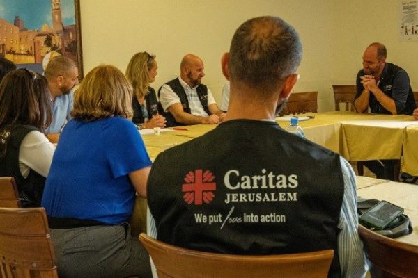 Các tình nguyện viên của Caritas Giêrusalem trong một cuộc họp Các tình nguyện viên của Caritas Giêrusalem trong một cuộc họp