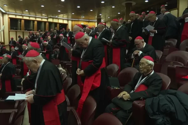 Ket thuc phien hoi nghi Hong y dau tien Ket thuc phien hoi nghi Hong y dau tien