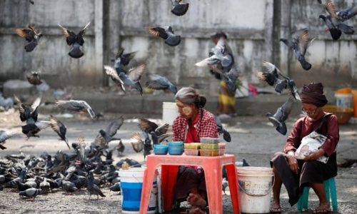 Người bán hàng rong trên đường phố gần Chùa Shwedagon ở Yangon, Myanmar, ngày 26.01.2026.  (ANSA)