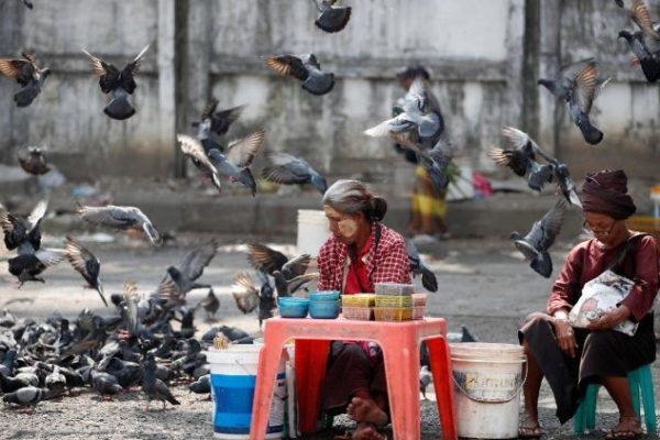 Người bán hàng rong trên đường phố gần Chùa Shwedagon ở Yangon, Myanmar, ngày 26.01.2026.  (ANSA)