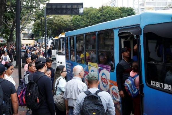 Người dân Venezuela tại một trạm xe bus ở thủ đô Caracas Người dân Venezuela tại một trạm xe bus ở thủ đô Caracas, ngày 19:01.2026.