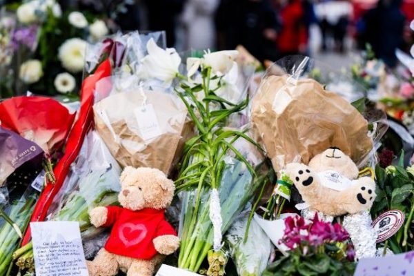 Người dân đặt hoa tưởng niệm các nạn nhân vụ cháy tại quán bar “Le Constellation”   (ANSA)
