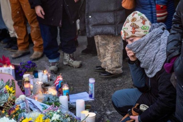 Người dân đặt hoa và nến tại nơi tưởng nhớ Alex Jeffrey Pretti (2026 Getty Images)