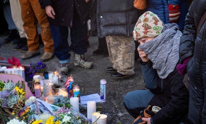 Người dân đặt hoa và nến tại nơi tưởng nhớ Alex Jeffrey Pretti (2026 Getty Images)