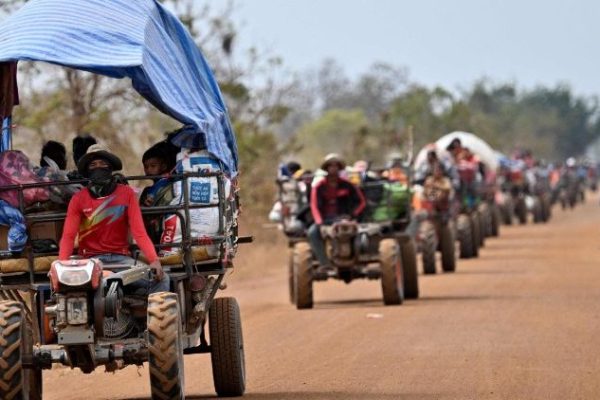 Người dân dọc biên giới Campuchia và Thái Lan di tản (AFP or licensors) Người dân dọc biên giới Campuchia và Thái Lan di tản (AFP or licensors)