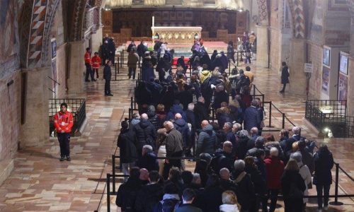 Các tín hữu viếng di hài Thánh Phanxicô Assisi