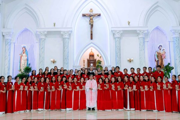 Cha Chanh xu Giuse va cac hoi vien tin huu MTG tại Giao xu Binh An