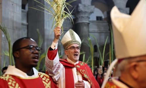 Đức Hồng y Pierbattista Pizzaballa chủ sự nghi thức kiệu Lá dịp Lễ Lá năm 2025 (ANSA)