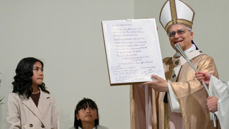 Lúc 4:00 chiều vào ngày 15 tháng 3, Đức Thánh Cha đến giáo xứ Thánh Tâm Chúa Giêsu ở khu vực Ponte Mammolo cách Vatican khoảng 15 kilomét...