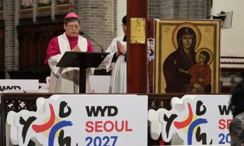 Tổng Giám mục Peter Soon-taick Chung của Seoul và logo Đại hội Giới trẻ Thế giới Seoul 2027