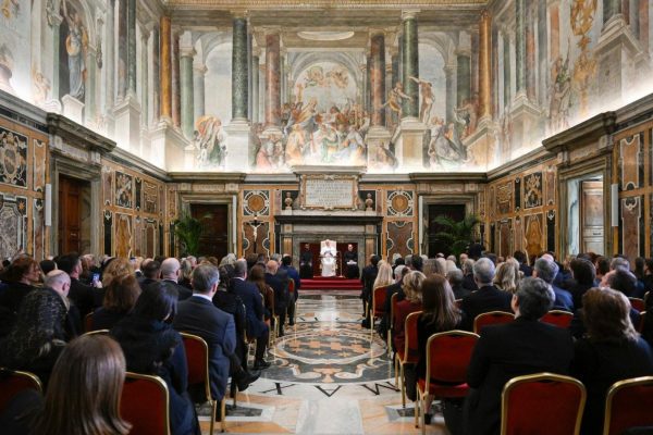 Đức Thánh Cha Lêô IV phát biểu trước các nghị sĩ Đảng Nhân dân châu Âu