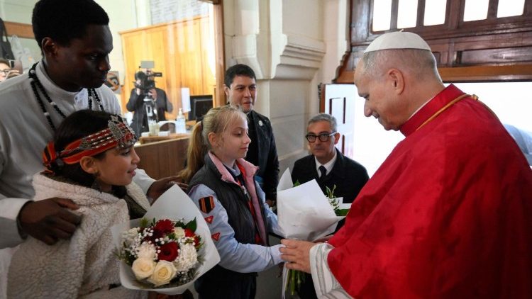 Các Kitô hữu ít ỏi ở Algeria không nghĩ ngài sẽ đến, vì tưởng ngài sẽ chọn những nơi đông tín hữu hơn như Áo hay Philippines. Việc ngài viếng thăm, như Đức Giáo hoàng Phanxicô từng đến Mông Cổ, trở thành nguồn khích lệ lớn lao.....