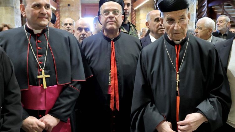 Đức Tổng Giám mục Paolo Borgia, Sứ thần Tòa Thánh tại Libăng, khẳng định các cuộc oanh kích của Israel “không phải là con đường đúng đắn”, đồng thời kêu gọi ngừng bắn và mở lại các cuộc đàm phán hòa bình....