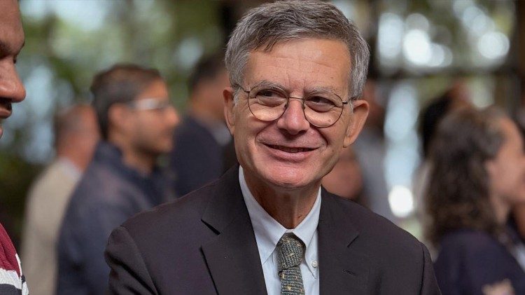 Ông Paolo Ruffini, Tổng trưởng Bộ Truyền thông Tòa Thánh nhấn mạnh rằng hiệp thông chính là cốt lõi của truyền thông Kitô giáo....