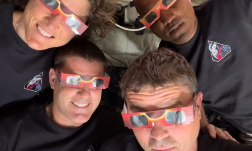 Phi hành đoàn trên tàu vũ trụ Orion thực hiện sứ mệnh Artemis II