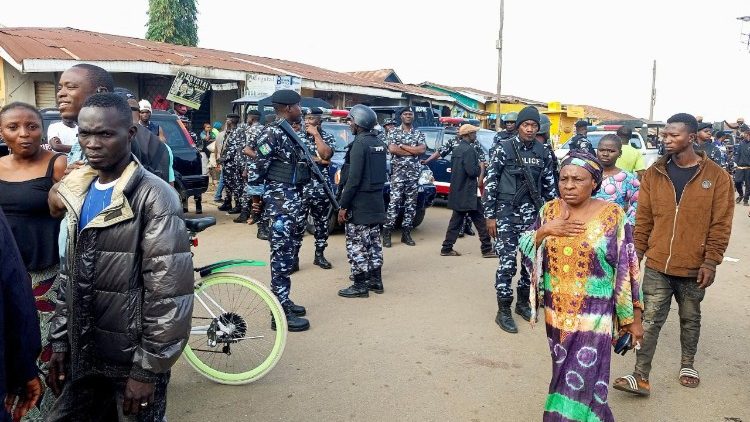 Trước tình hình an ninh ngày càng bất ổn, nhiều giáo phận Công giáo tại Nigeria đã quyết định không cử hành lễ Vọng Phục Sinh vào ban đêm như truyền thống,....