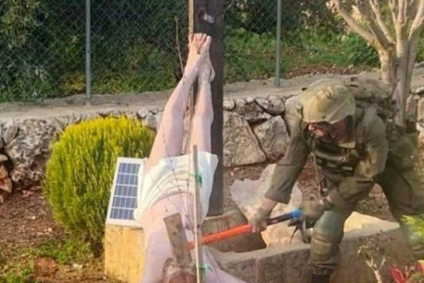 Tượng Chúa Giêsu bị binh sĩ Israel đập phá