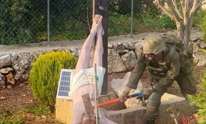 Tượng Chúa Giêsu bị binh sĩ Israel đập phá