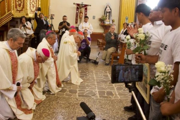Các Linh mục đại diện Vatican và Giáo hội Peru Các Linh mục đại diện Vatican và Giáo hội Peru