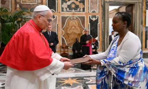 Đức Thánh Cha tiếp các tân đại sứ cạnh Tòa Thánh của một số nước (@Vatican Media)