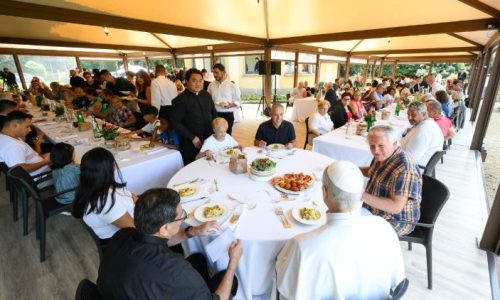 Đức Thánh Cha Lêô XIV dùng bữa với người nghèo tại Castel Gandolfo (17/8/2025)  (@Vatican Media)