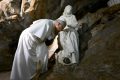 Đức Thánh Cha hôn tượng Thánh Biển Đức tại đan viện ở Subiaco (@Vatican Media)