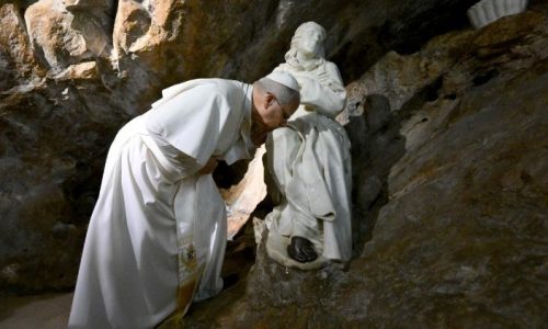 Đức Thánh Cha hôn tượng Thánh Biển Đức tại đan viện ở Subiaco (@Vatican Media)