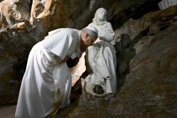 Đức Thánh Cha hôn tượng Thánh Biển Đức tại đan viện ở Subiaco (@Vatican Media)