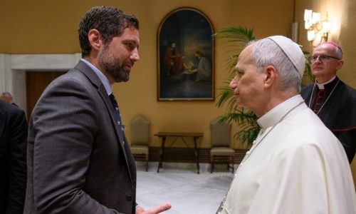 Nhà văn Công giáo người Mỹ Phil Klay yết kiến Đức Thánh Cha Lêô XIV tại Vatican, ngày 25.06.2026.
