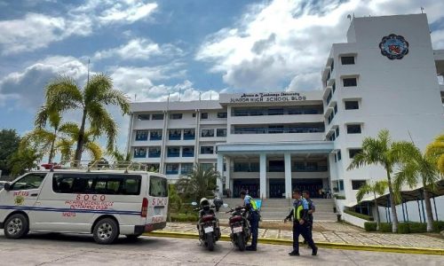 Cảnh sát tập trung tại Trường Ateneo de Zamboanga sau vụ xả súng ngày 18.08.2026.  (PLYGRNDFILMS)