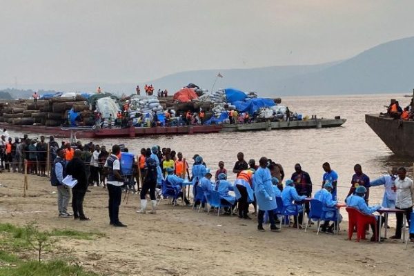 Congo xét nghiệm hành khách sau khi chặn một con tàu chở ca nghi nhiễm Ebola gần Kinshasa, ngày 07/08/2026