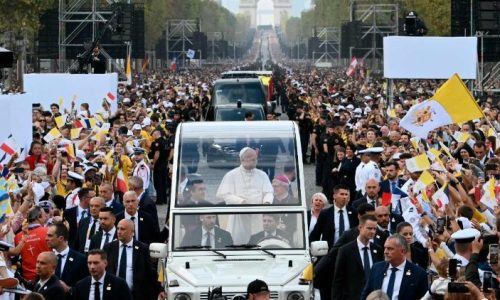 Biển người chào đón Đức Thánh Cha Lêô XIV tại Paris (AFP or licensors)