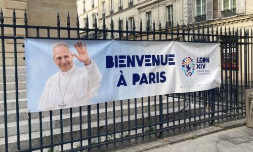 Biểu ngữ chào đón Đức Thánh Cha Lêô XIV tại Paris