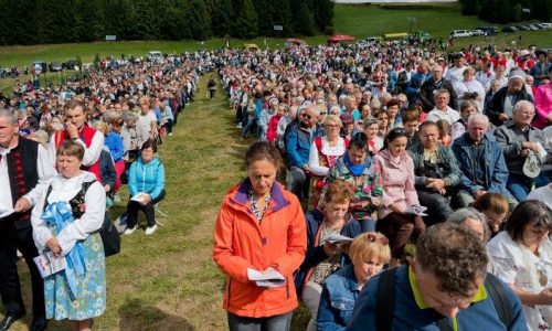 Các tín hữu từ Ba Lan, Cộng hòa Séc và Slovakia tham dự “Thánh lễ của Ba Dân tộc” tại biên giới Trójstyk, ngày 31.08.2026.  (© Marek Pęcak)