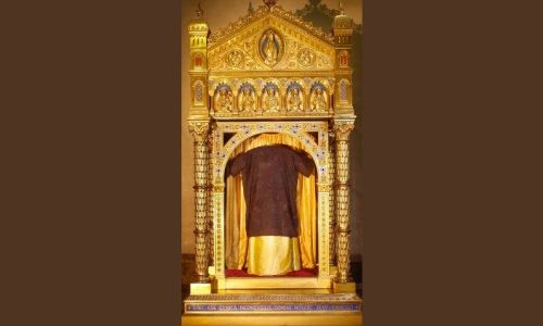 Chiếc áo được lưu giữ tại Vương cung thánh đường Saint-Denys ở Argenteuil  (Basilica di Saint-Denis di Argenteuil