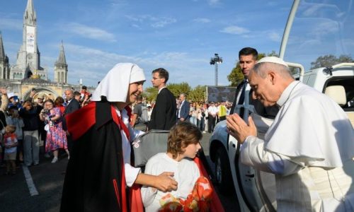 Đức Thánh Cha Lêô XIV chào một bệnh nhân tại Lộ Đức  (@Vatican Media)