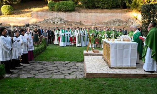 Đức Thánh Cha Lêô XIV cử hành Thánh lễ tại Borgo Laudato si, ngày 01.09.2026.  (@VATICAN MEDIA)