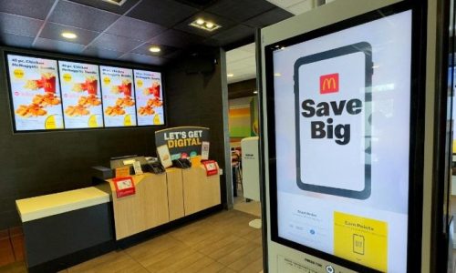 Màn hình tự động để chọn và đặt món ăn tại một cửa hàng McDonald